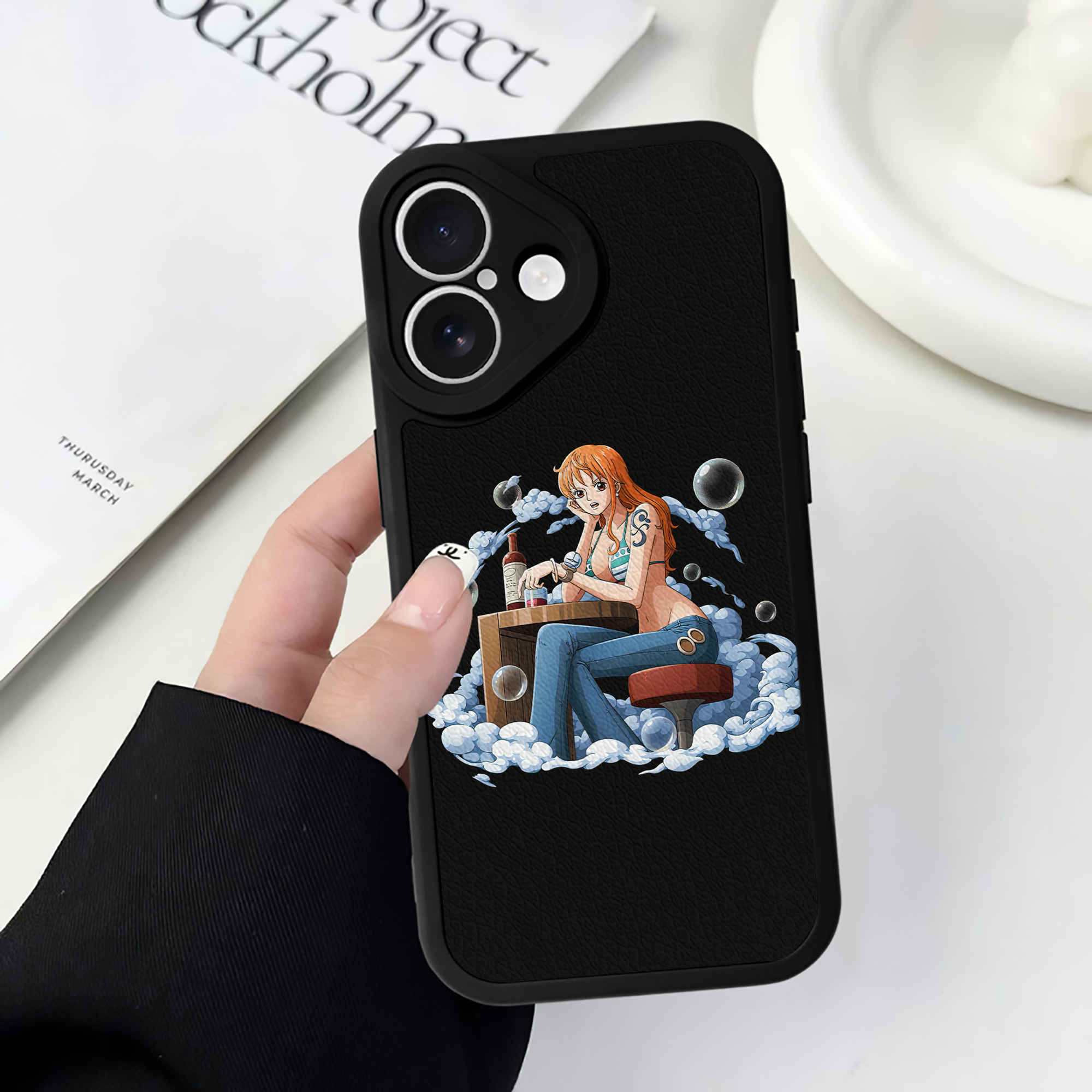 （画像用） ワンピース ナミ ONE PIECE Nami 【iPhone 16シリーズ対応】シリコンスマホケース（レザー調） 材質：シリコン